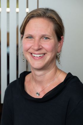 Dr. Dominique Bartelheimer
